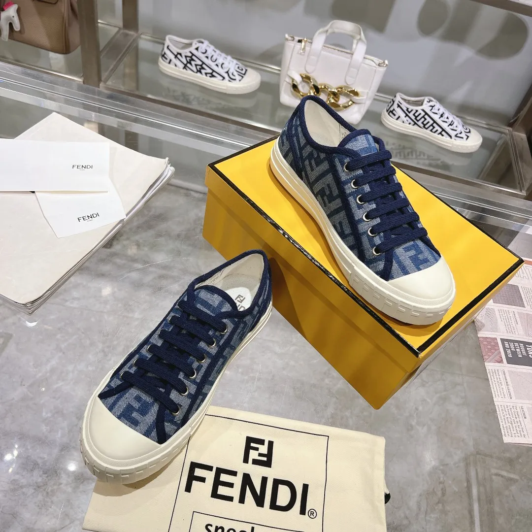 Couple style 💰460❤️Fendi Fendi's latest couple canvas shoes ❑ Fabric: Original customized imported jacquard canvas material ❑ Inner lining: Imported canvas material ❑ Sole: Original molded non-slip TPU outsole ❑ Bottom thickness: 2.5cm ❑ Size: Women's 35-40/Men's 39-45